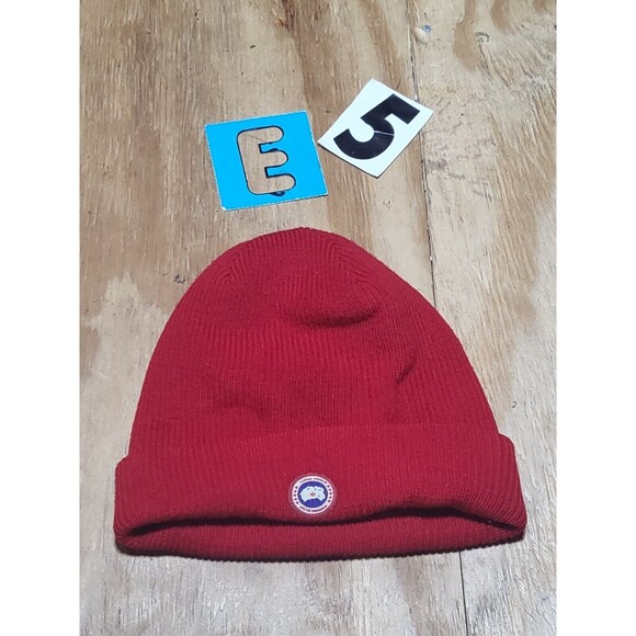 Canada Goose  Arctic Disc Ribbed Toque Beanie Red @E5 unisex - Picture 12 of 12